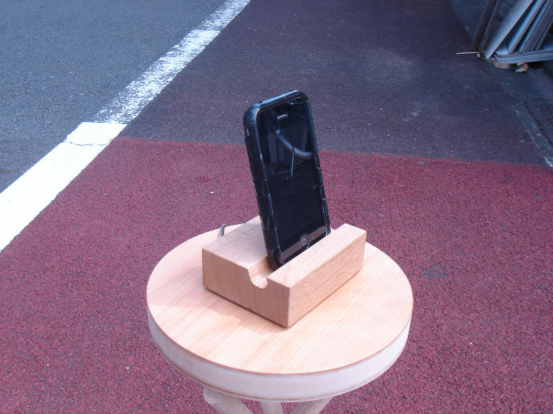 手作り小物 木製iphone用充電スタンド オーダー家具 オーダーキッチン 世田谷 株式会社ヨコヤマ